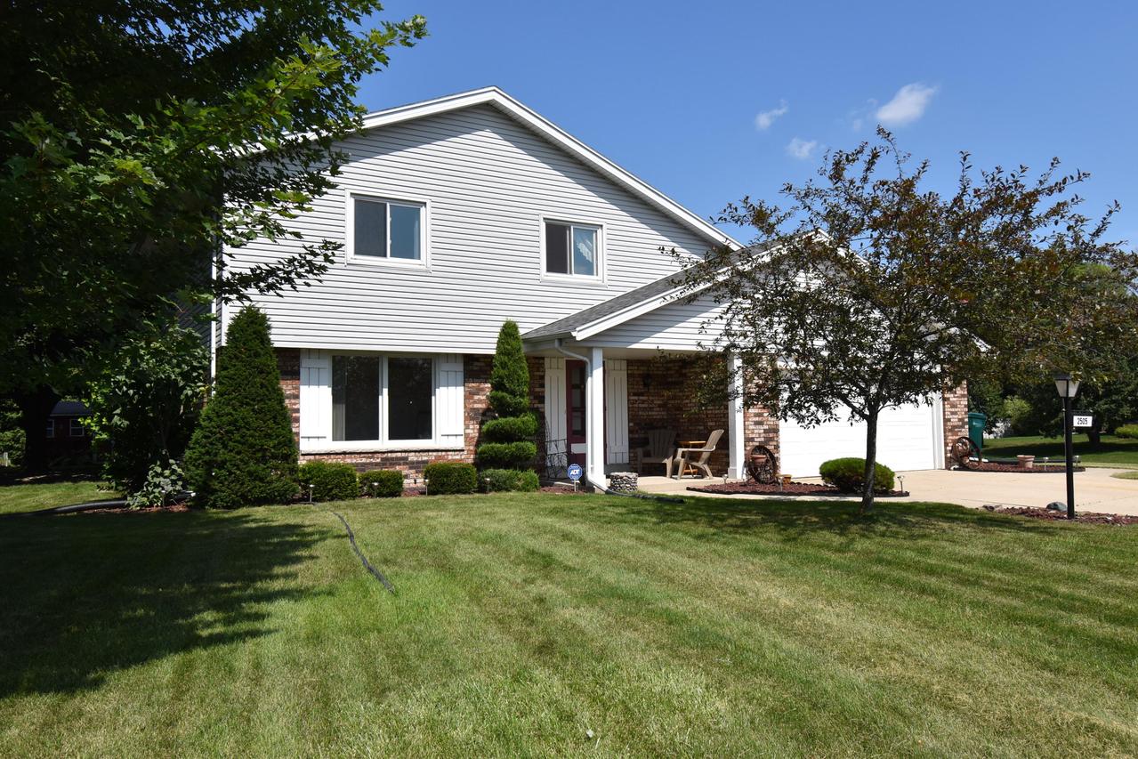 2505 S Parkside Dr, New Berlin, WI 53151