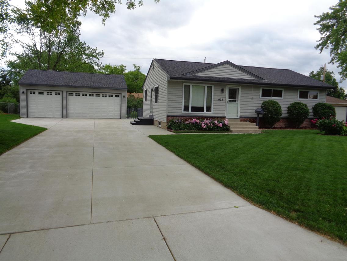 933 Robins Ln, Mukwonago, WI 53149