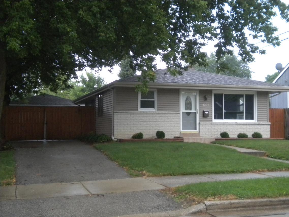 4209 15th St, Racine, WI 53405