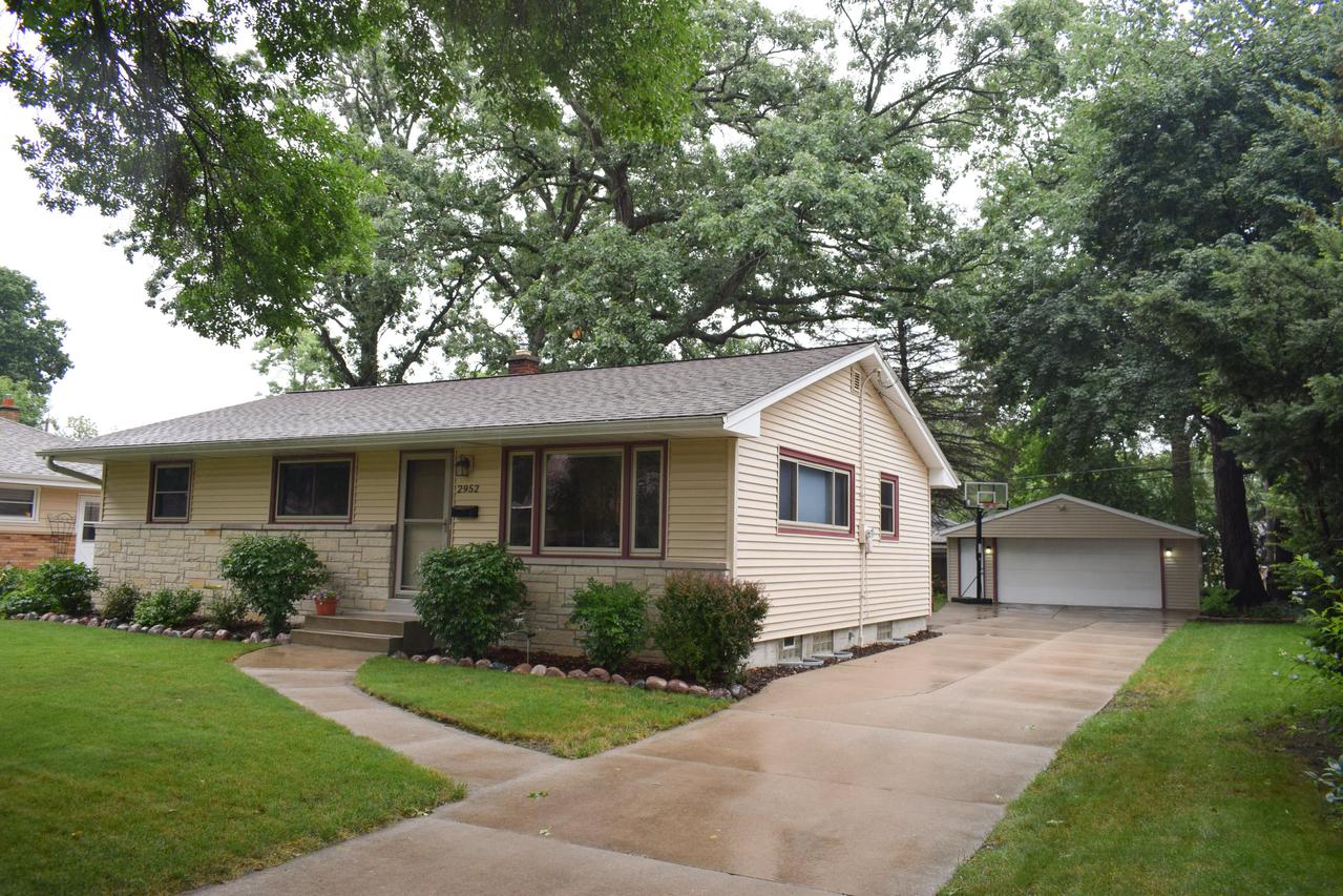 2952 S 104th St, West Allis, WI 53227