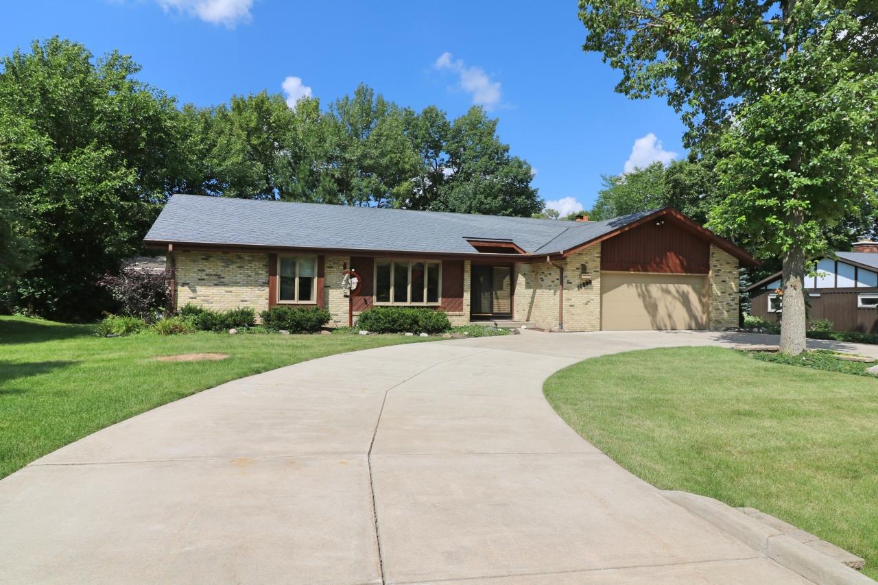 13690 W Pleasant View Dr., New Berlin, WI 53151