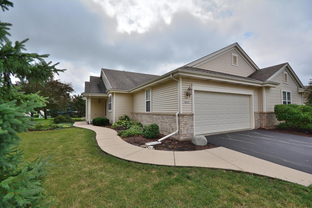 2937 Clearwater Ln, Waukesha, WI 53189