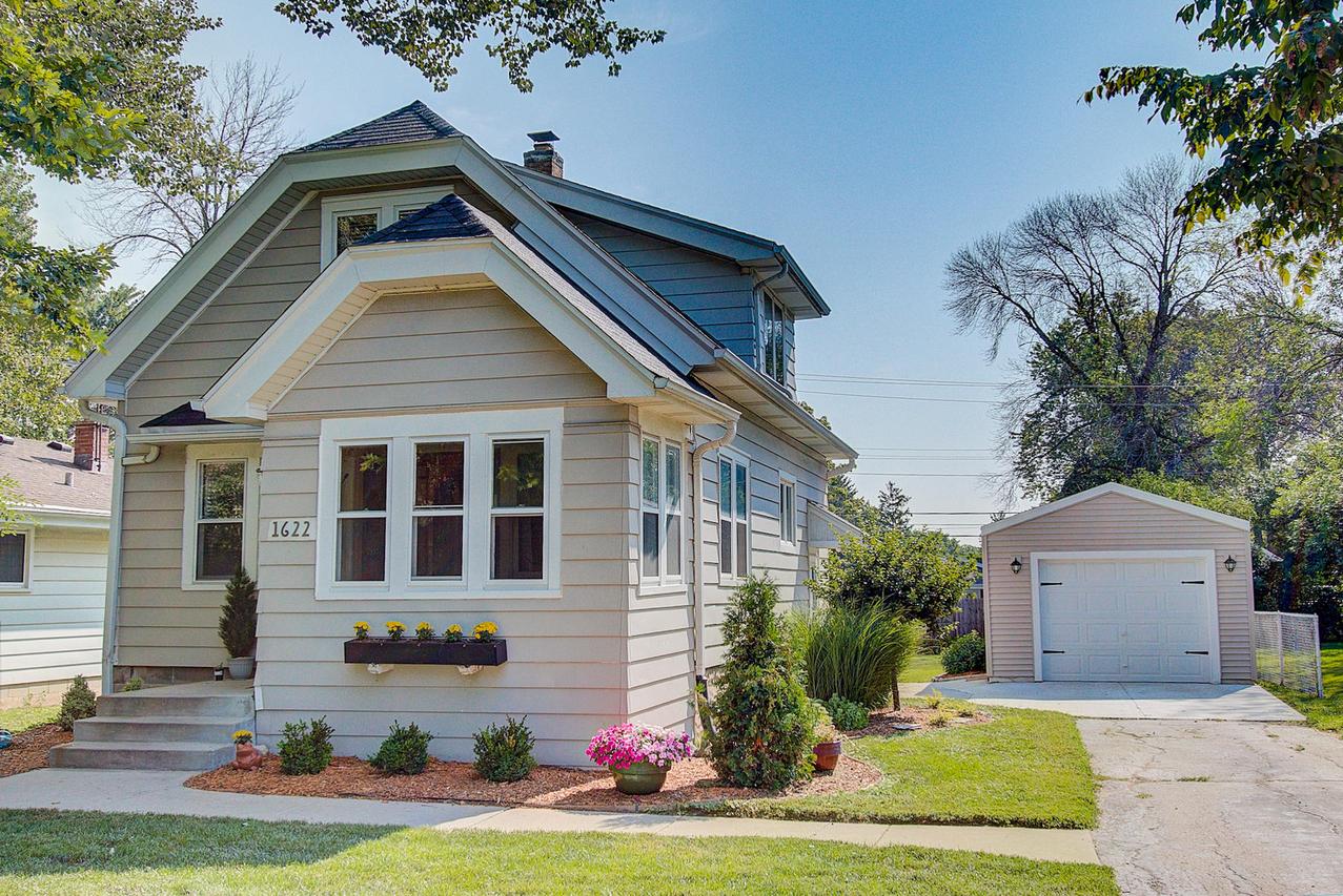 1622 S Sunny Slope Rd, New Berlin, WI 53151