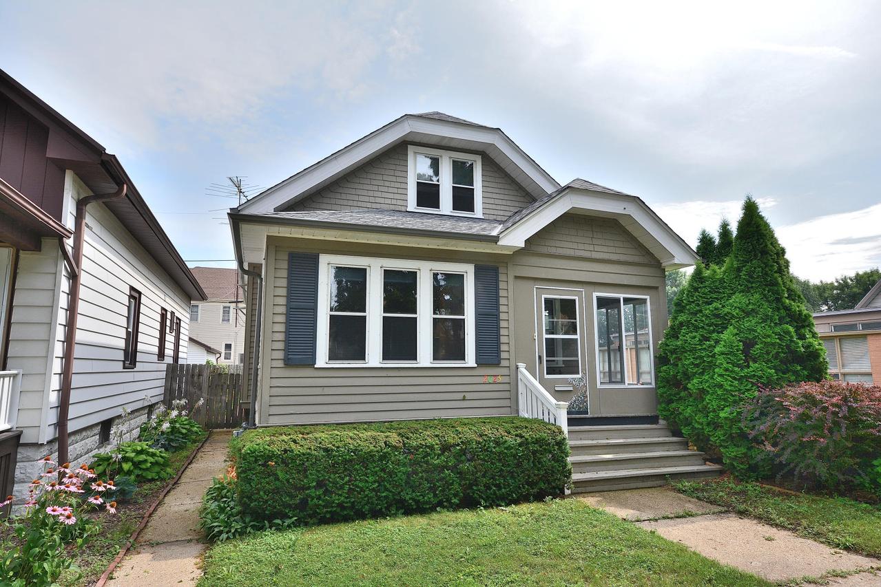 2025 E Fernwood Ave, Milwaukee, WI 53207
