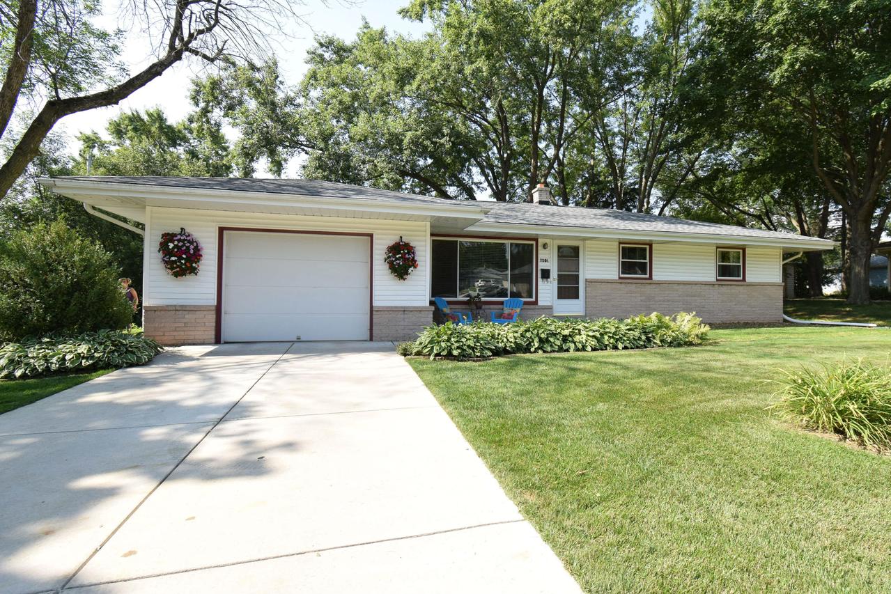 7201 Dorchester Ln, Greendale, WI 53129