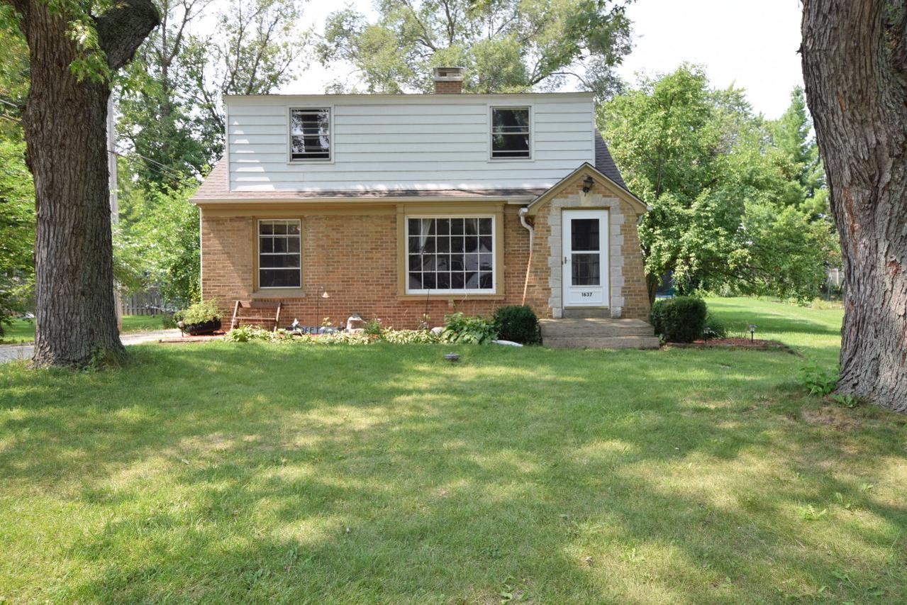 1637 S Triangle Ave, New Berlin, WI 53151