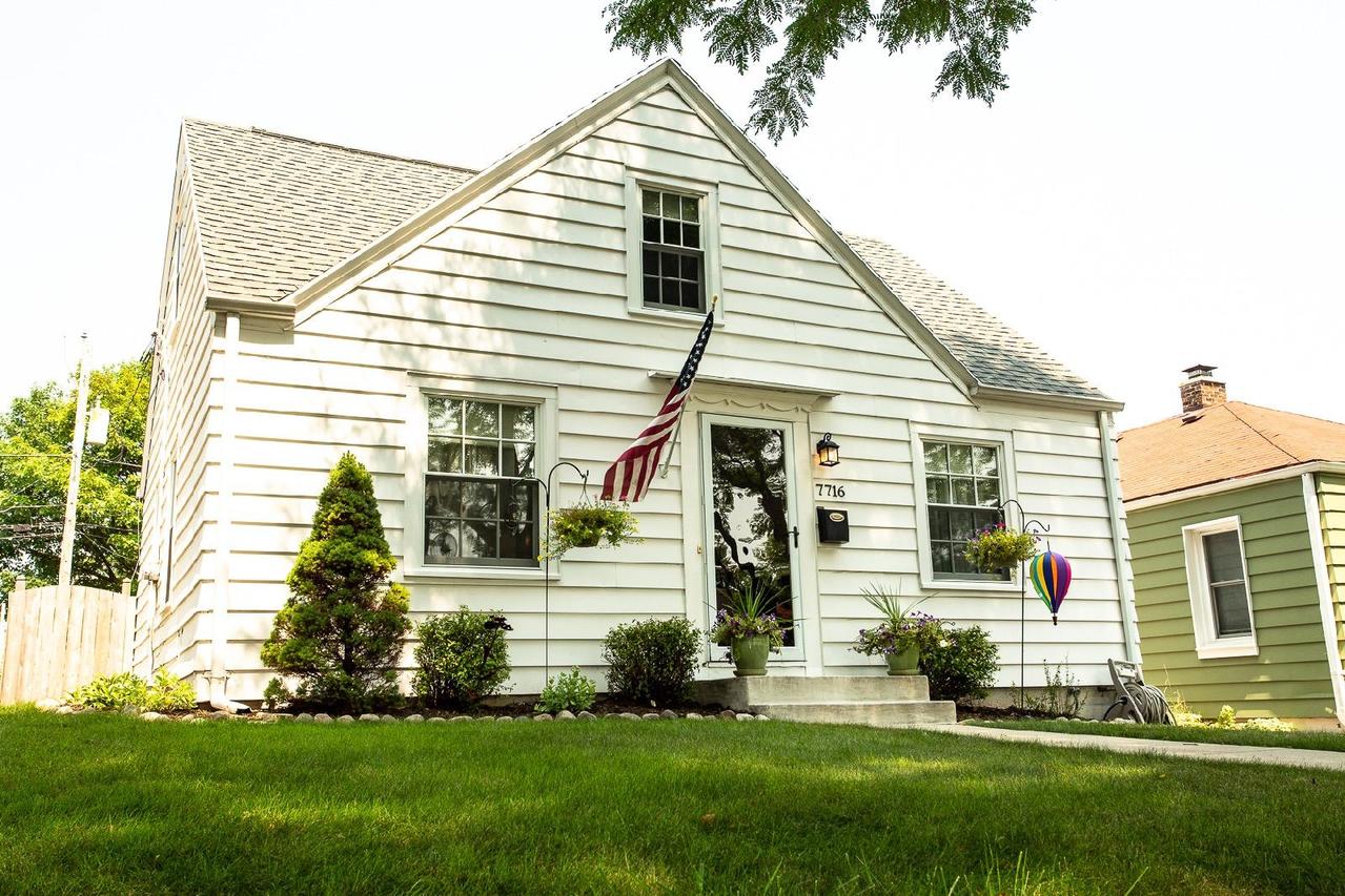 7716 Livingston Ave, Wauwatosa, WI 53213