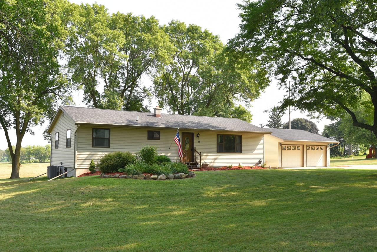 19 Valley St #17, Kekoskee, WI 53050