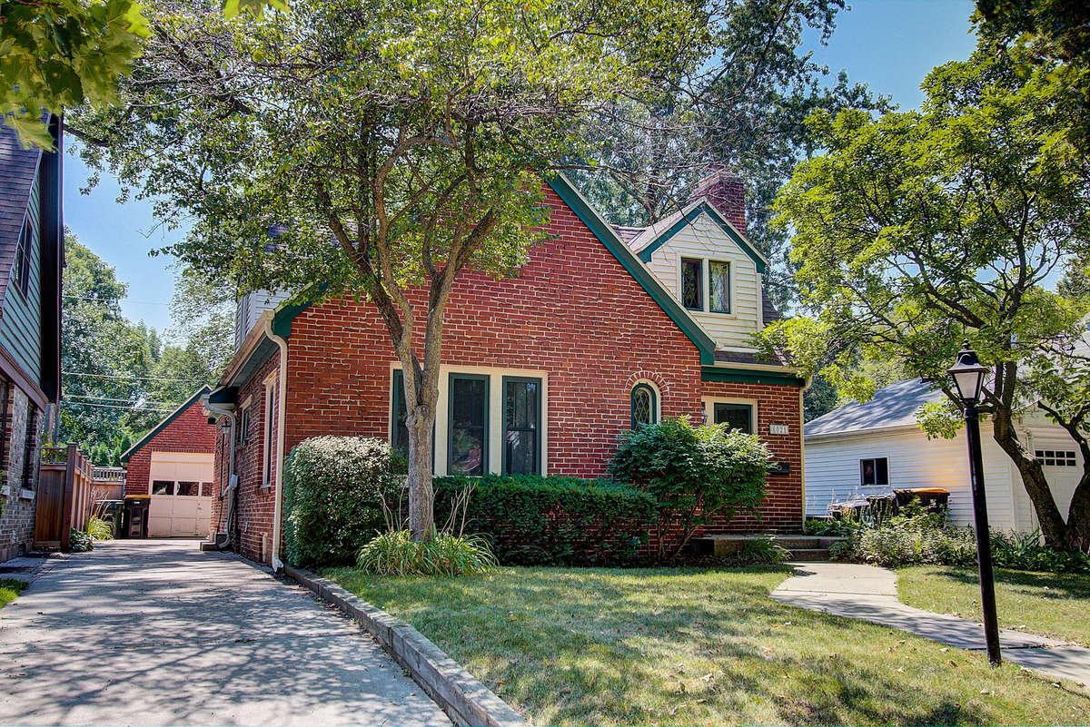 8021 Hillcrest Dr, Wauwatosa, WI 53213