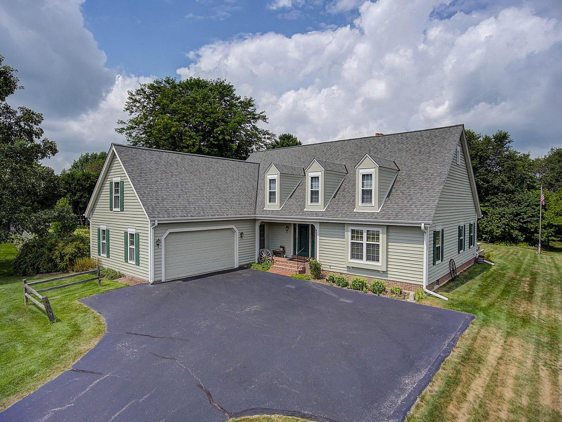 N60W29654 S Woodfield Rd, Merton, WI 53029