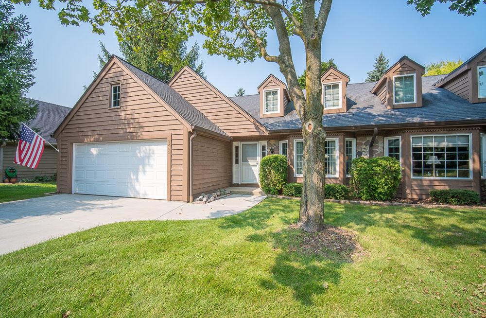 3865 S Oakbrook Dr, Greenfield, WI 53228