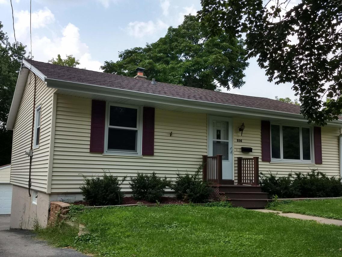 214 N Hine Ave, Waukesha, WI 53188