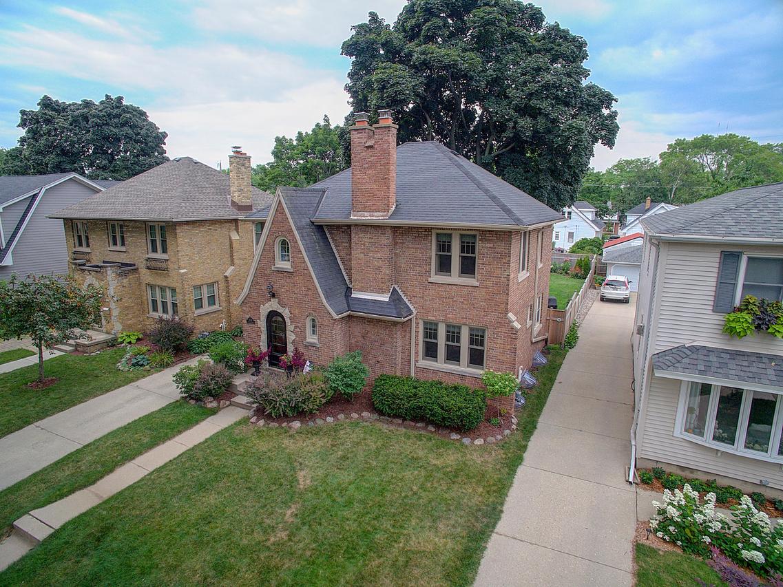 5039 N Idlewild Ave, Whitefish Bay, WI 53217
