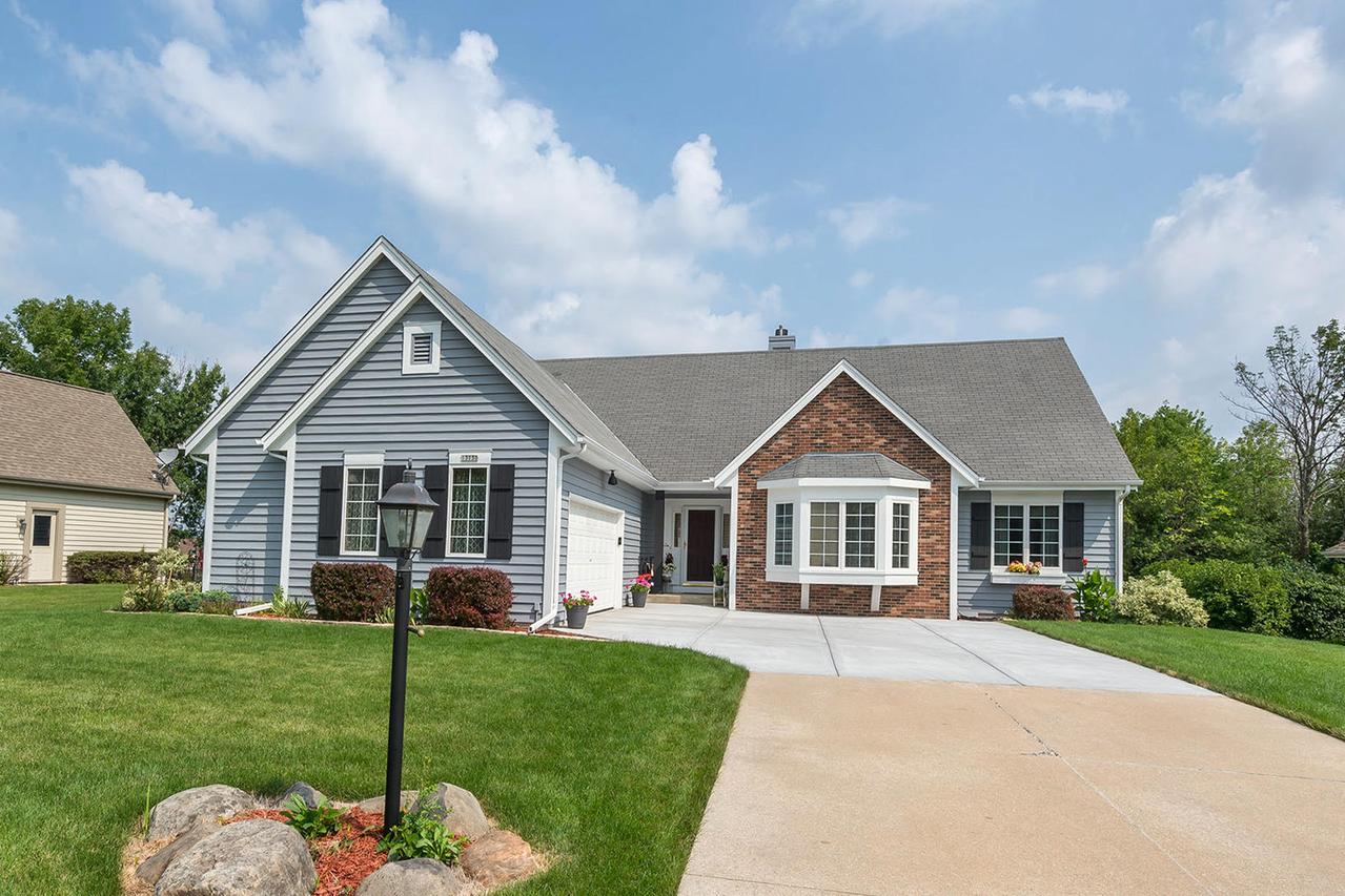 13130 W Foxwood Dr, New Berlin, WI 53151