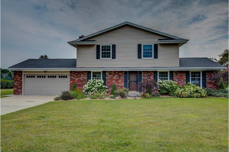 W270N850 Joanne Dr, Pewaukee, WI 53188