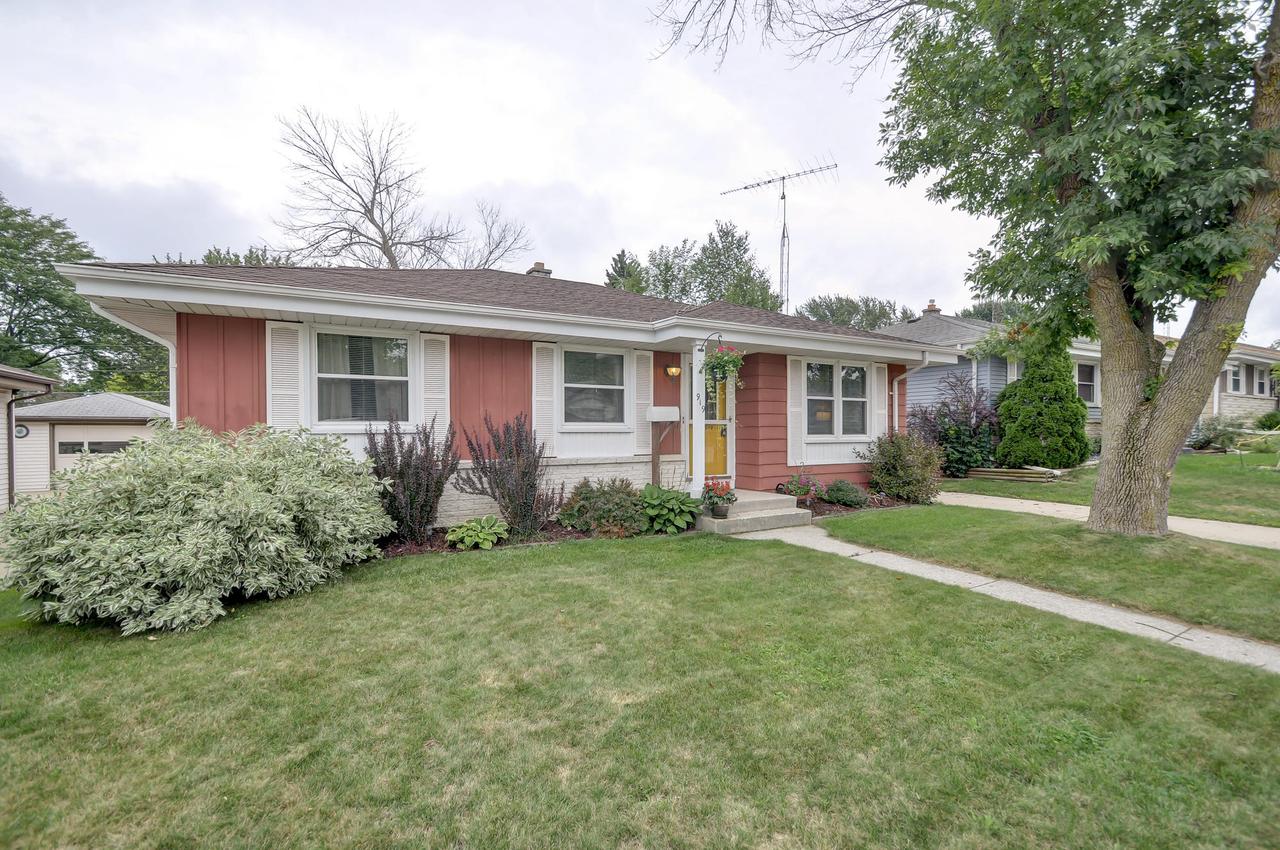 919 Ostergaard Ave, Racine, WI 53406