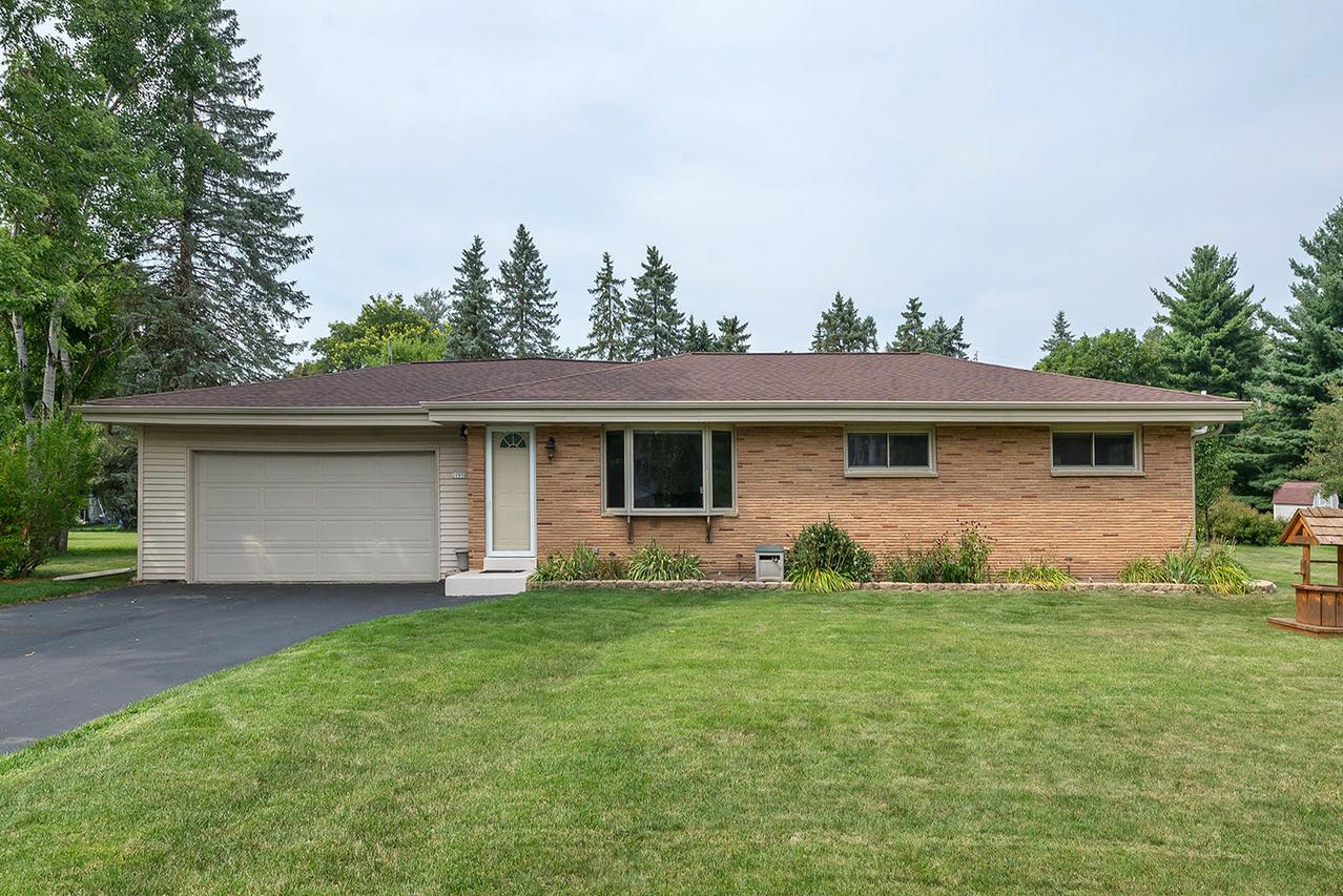 21950 Clearfield Rd, Brookfield, WI 53045