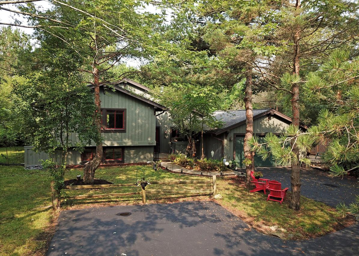 11547 N Laguna Dr, Mequon, WI 53092