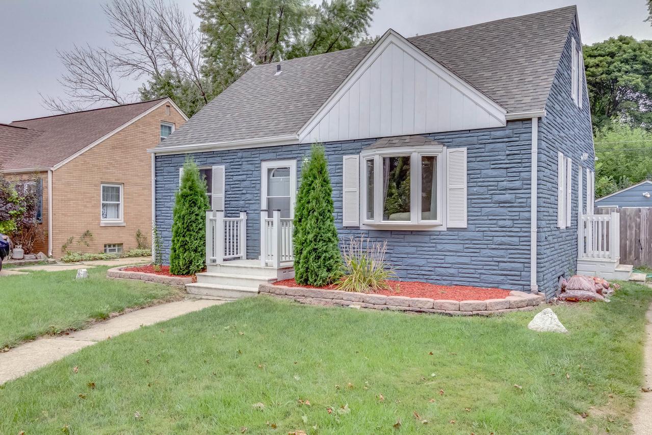 1818 75th St, Kenosha, WI 53143