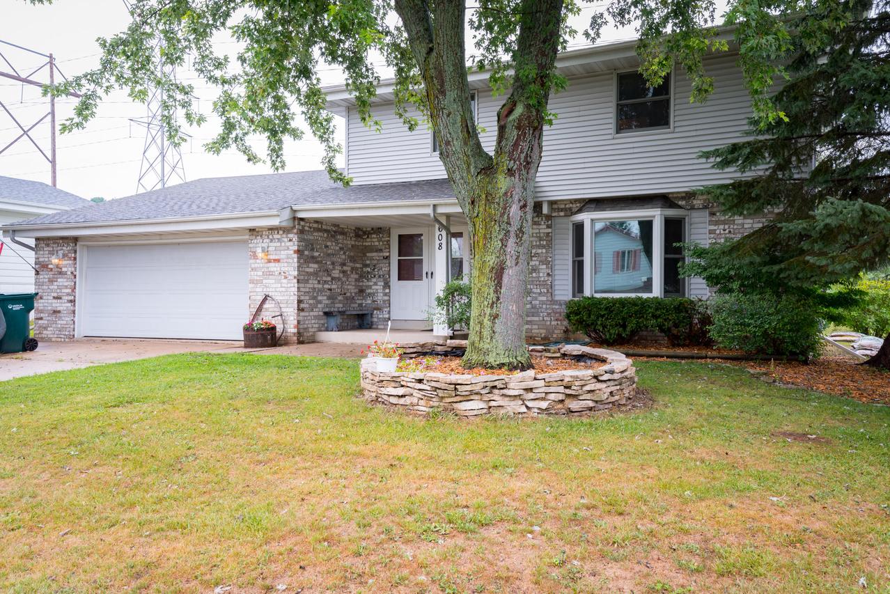 608 Deer Pass, Saukville, WI 53080