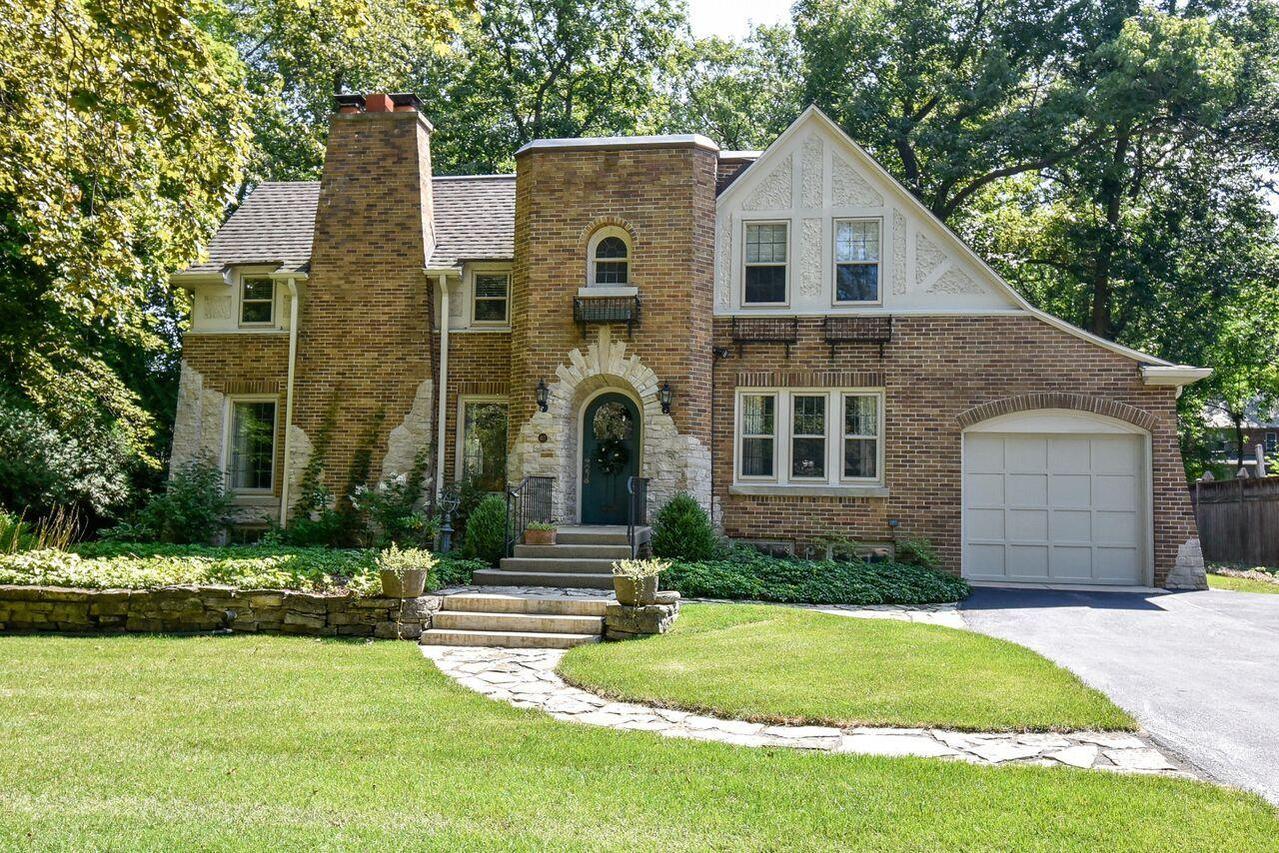 417 E Apple Tree Rd, Fox Point, WI 53217