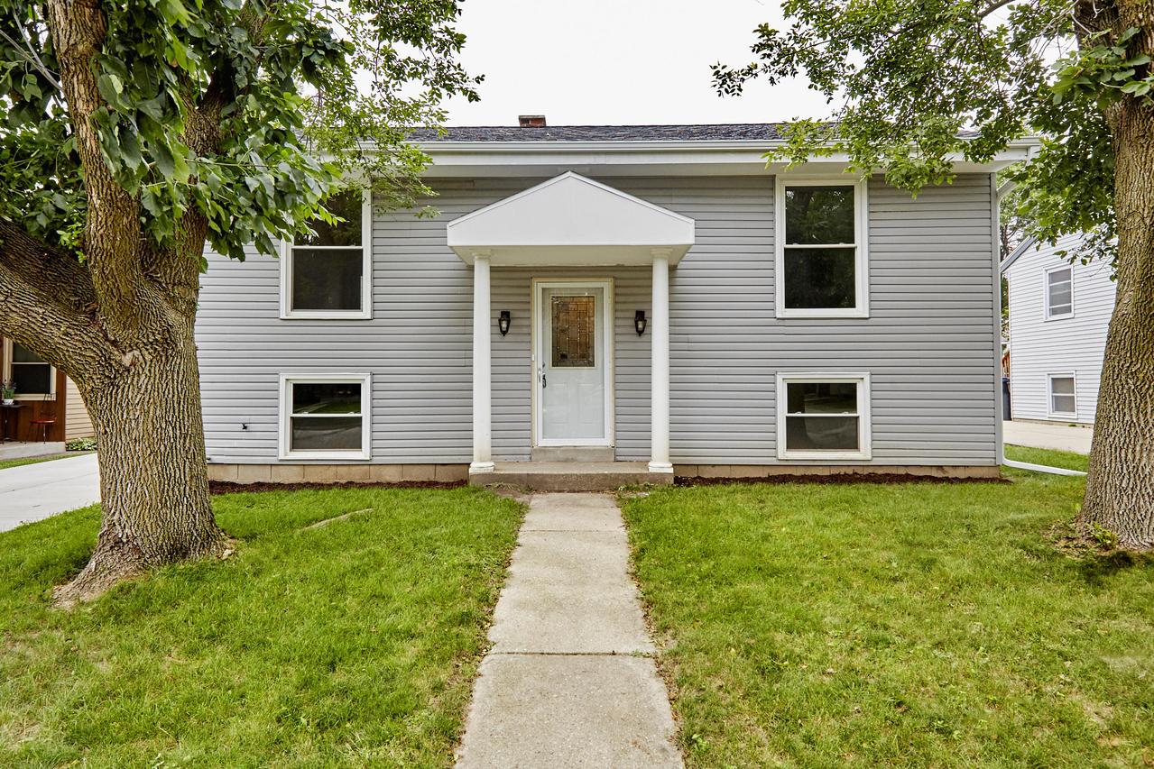 1800 Michael Dr, Waukesha, WI 53189