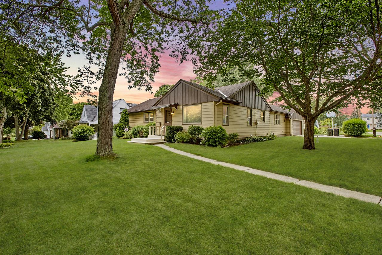 2145 N 118th St, Wauwatosa, WI 53226