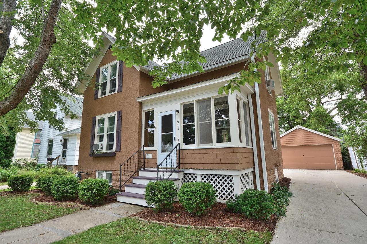 915 Beechwood Ave, Waukesha, WI 53186