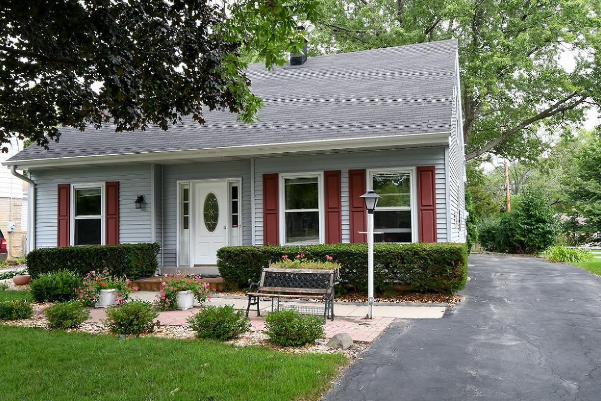 8180 N Regent Rd, Fox Point, WI 53217
