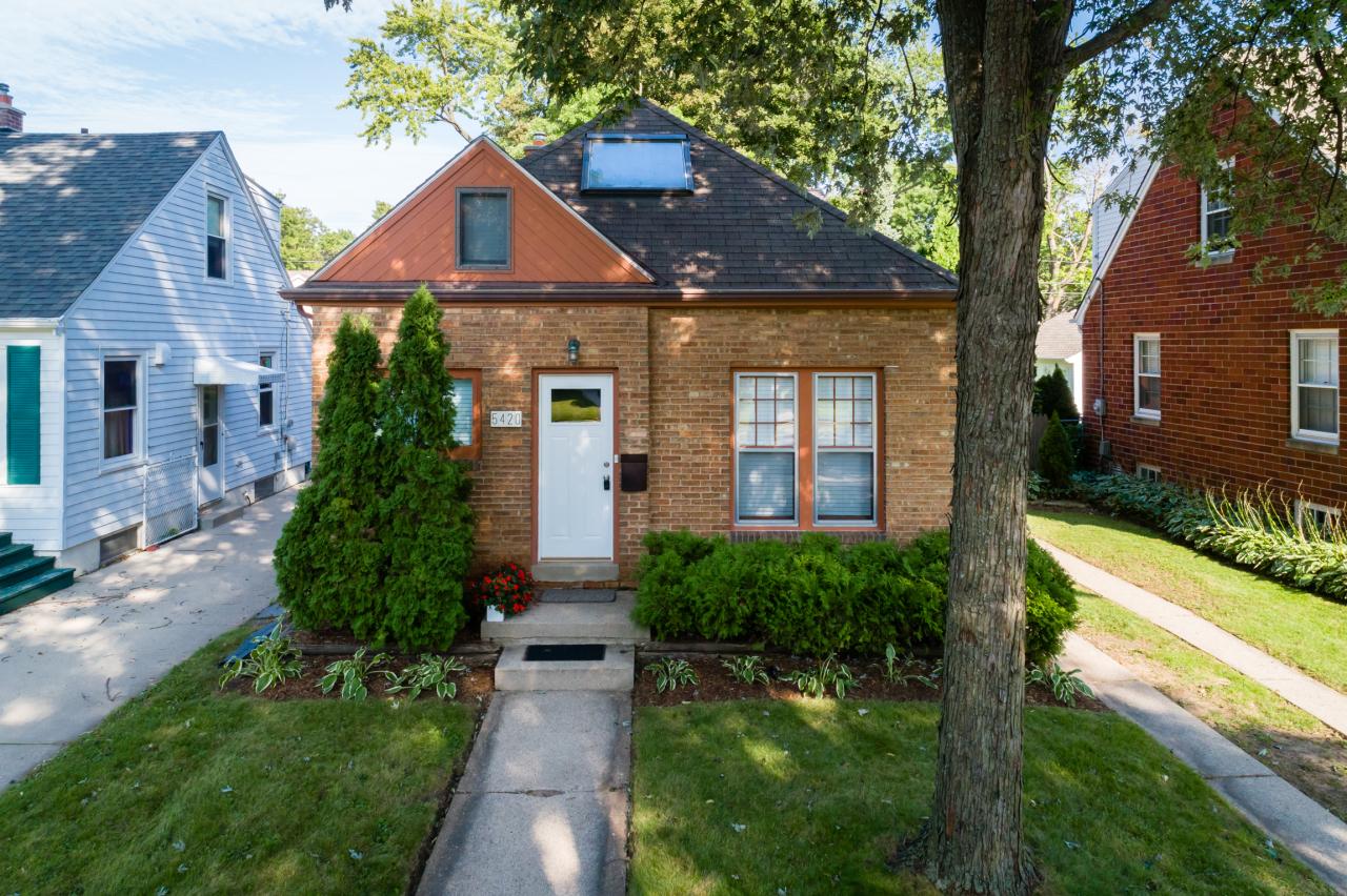 5420 N Bay Ridge, Whitefish Bay, WI 53217