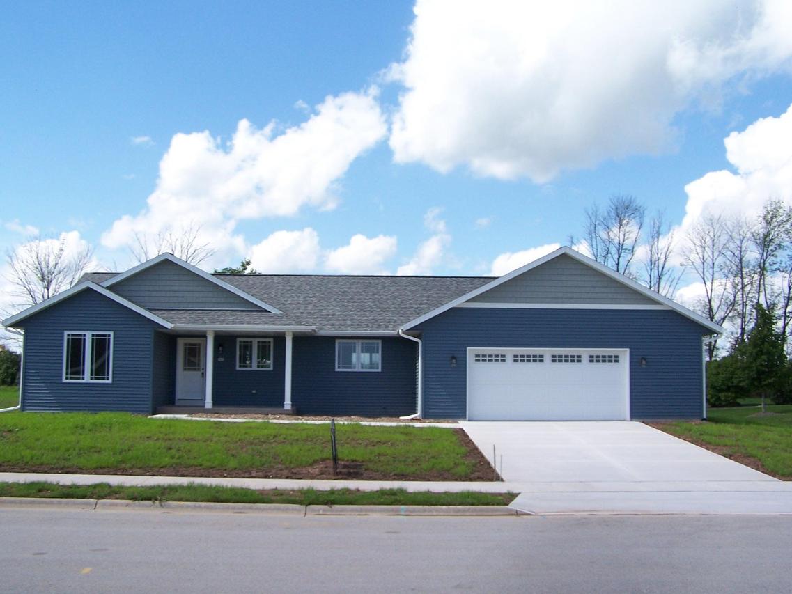 302 S 15th St, Oostburg, WI 53070