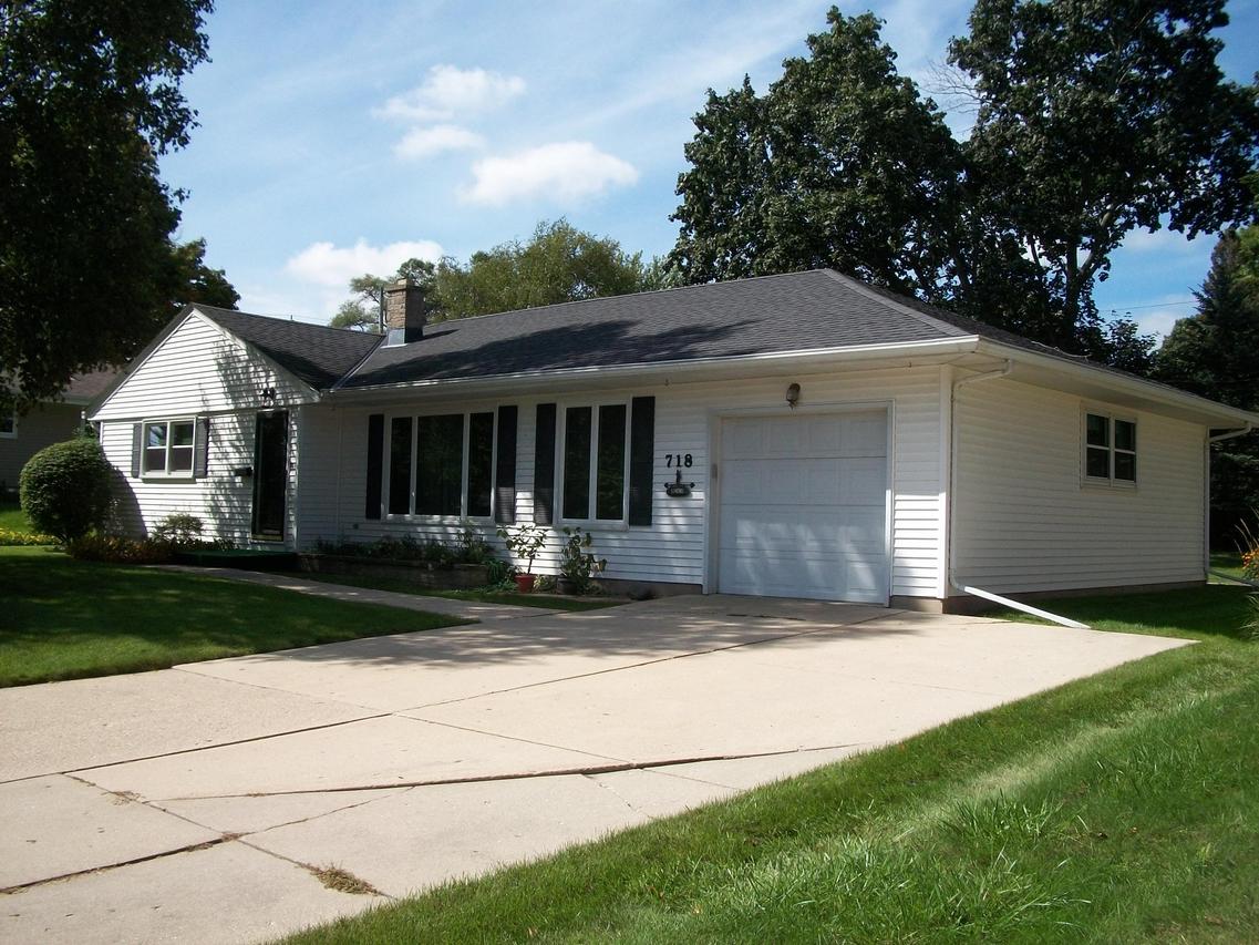 718 Silverbrook Dr, West Bend, WI 53095
