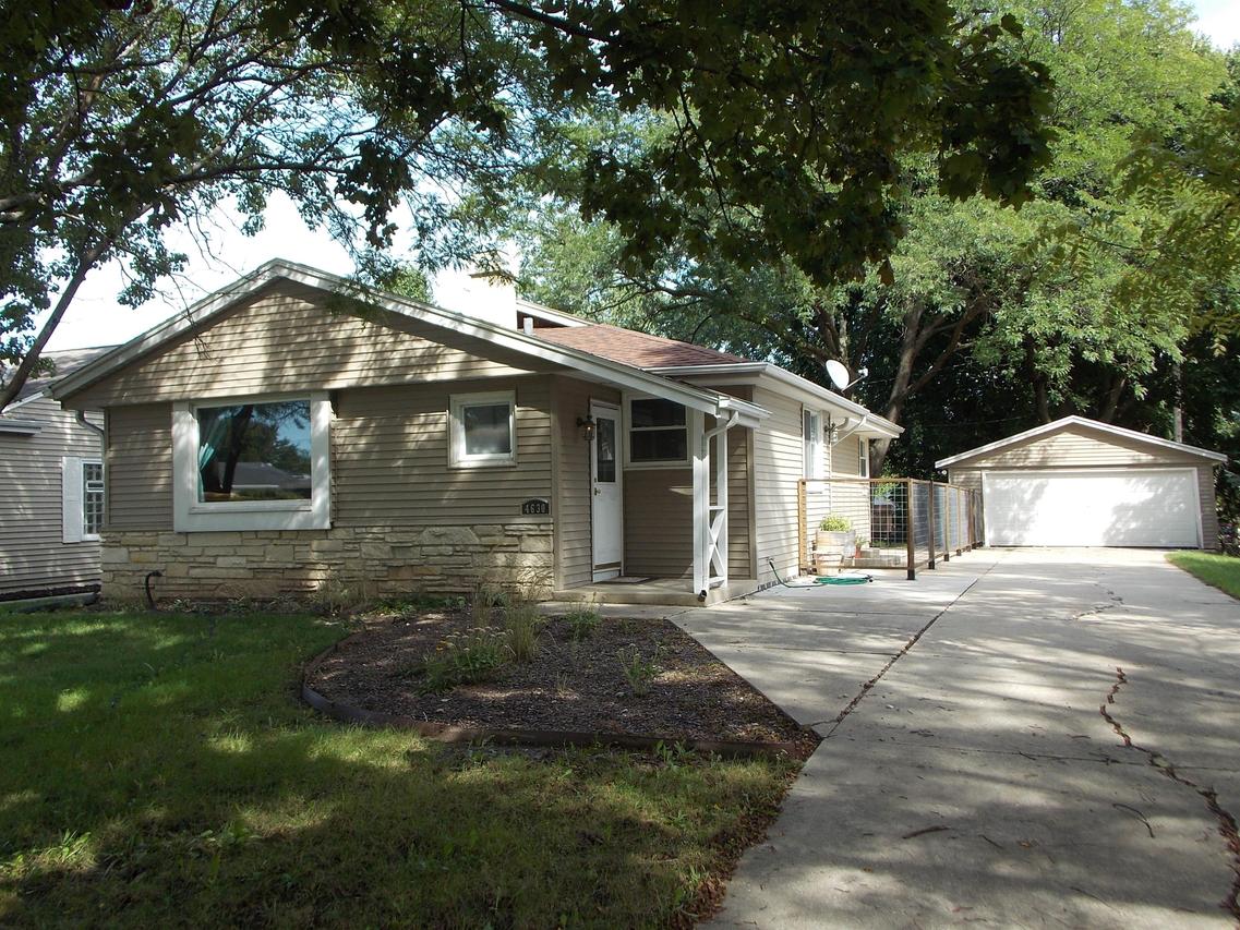 4630 N 101st St, Wauwatosa, WI 53225