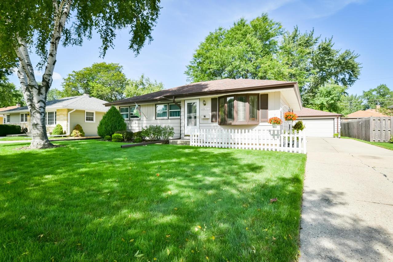 N85W17350 Lee Pl., Menomonee Falls, WI 53051