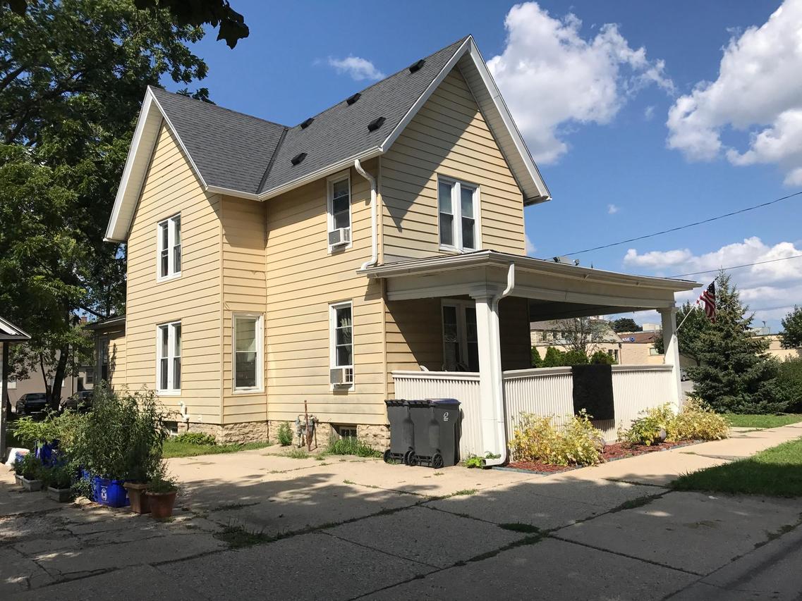 136 E Park Ave, Waukesha, WI 53186