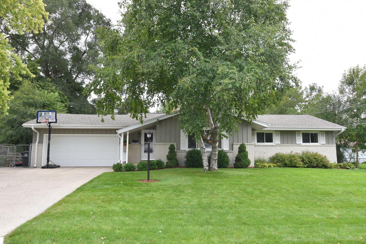W182N8904 Princeway -, Menomonee Falls, WI 53051