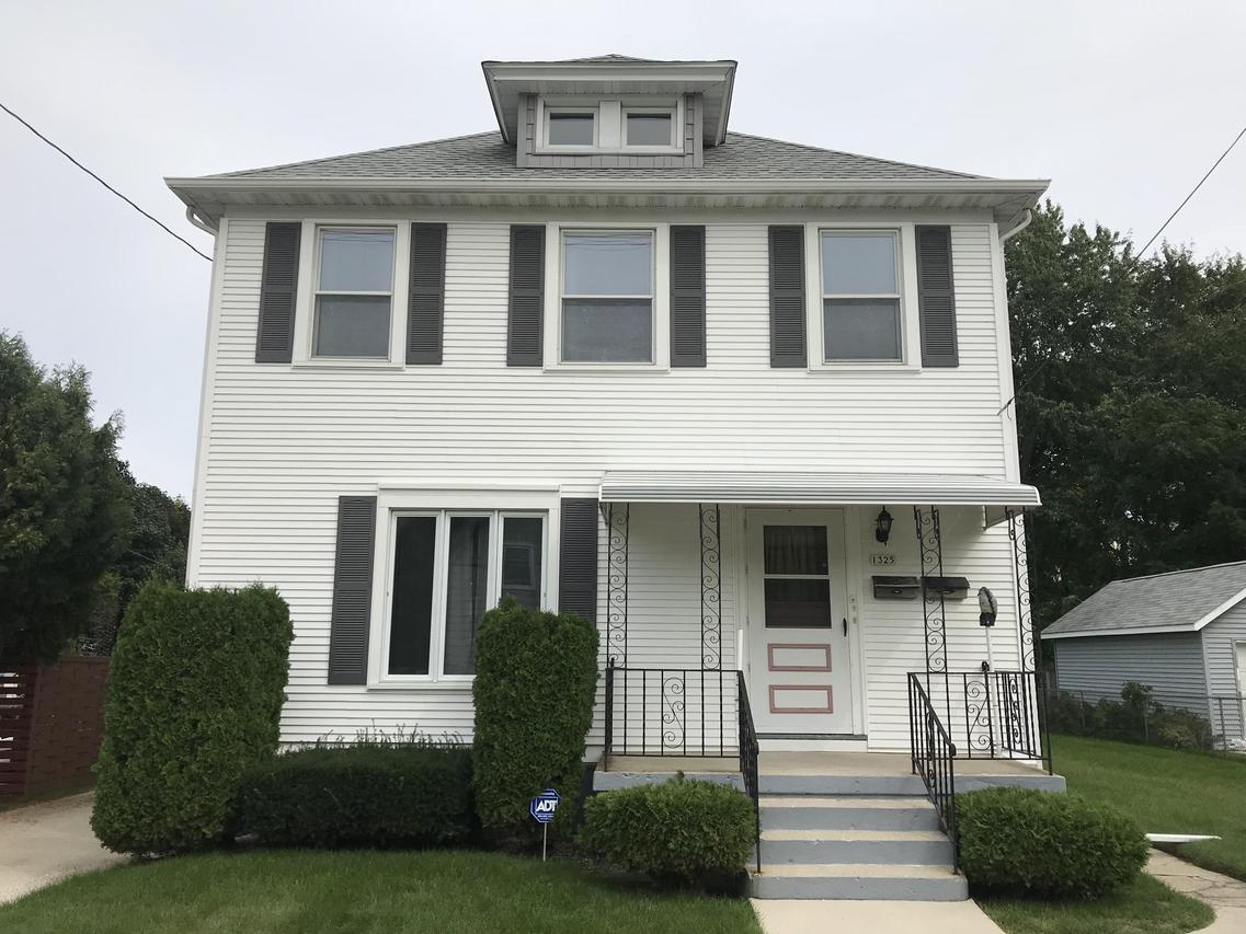 1325 S 9th St, Manitowoc, WI 54220