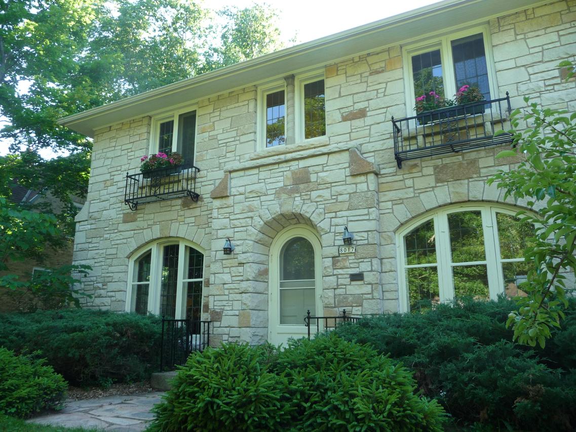 8017 N Whitney Rd, Fox Point, WI 53217