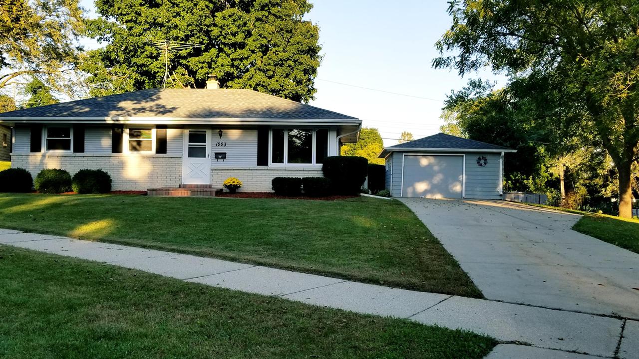 1223 Ed-mar Cir, Waukesha, WI 53188