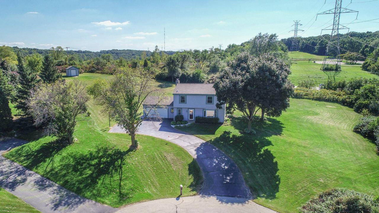 21725 Ann Louise Ct., New Berlin, WI 53146