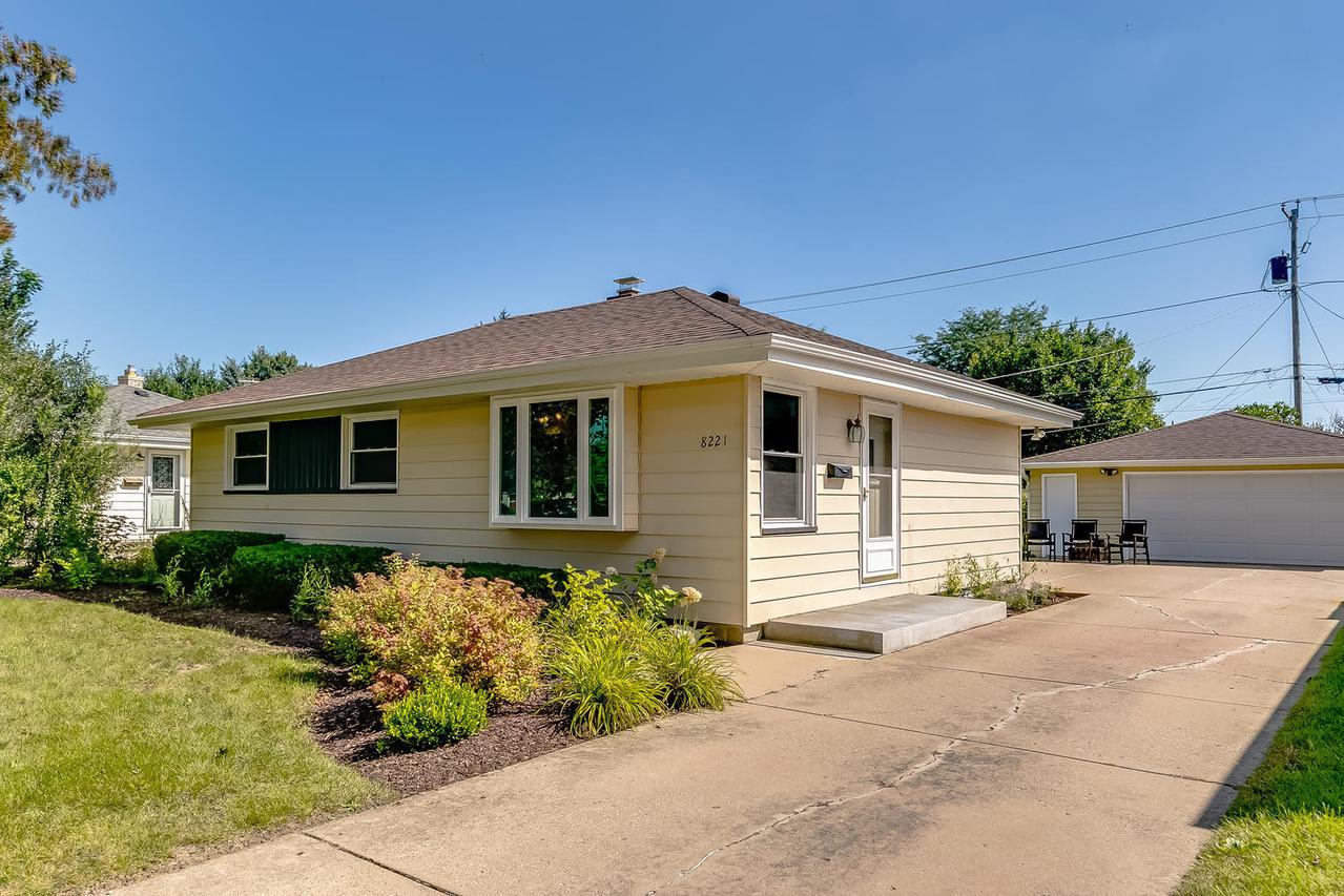 8221 23rd Ave, Kenosha, WI 53143