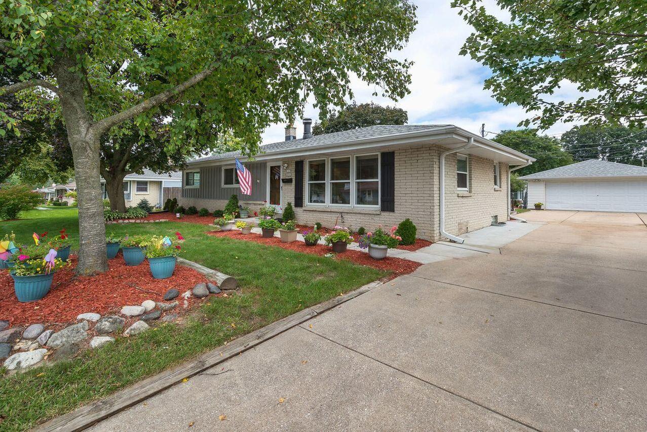 W147N8266 Manchester Dr, Menomonee Falls, WI 53051