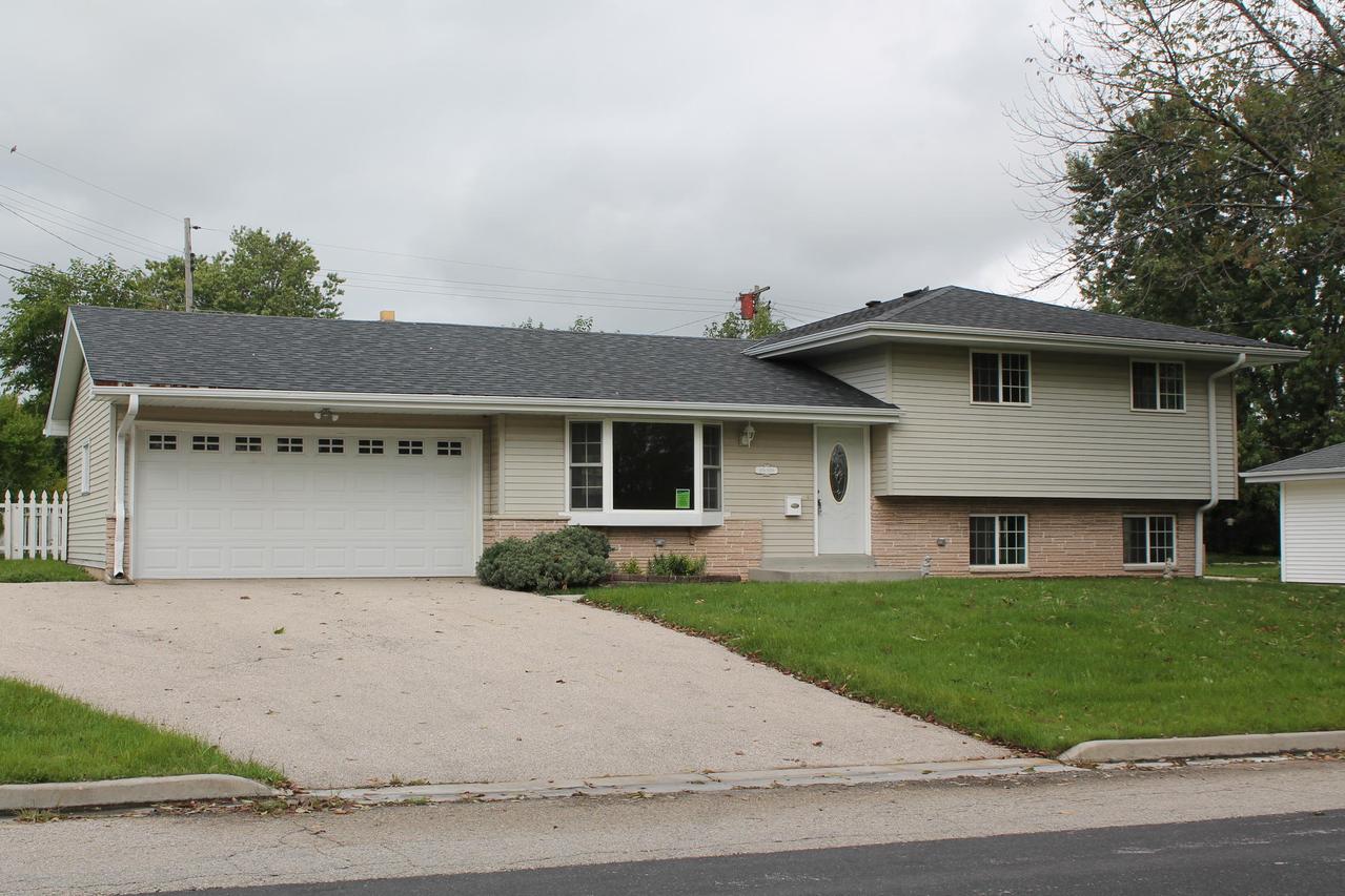 W174N9343 Joper Rd, Menomonee Falls, WI 53051