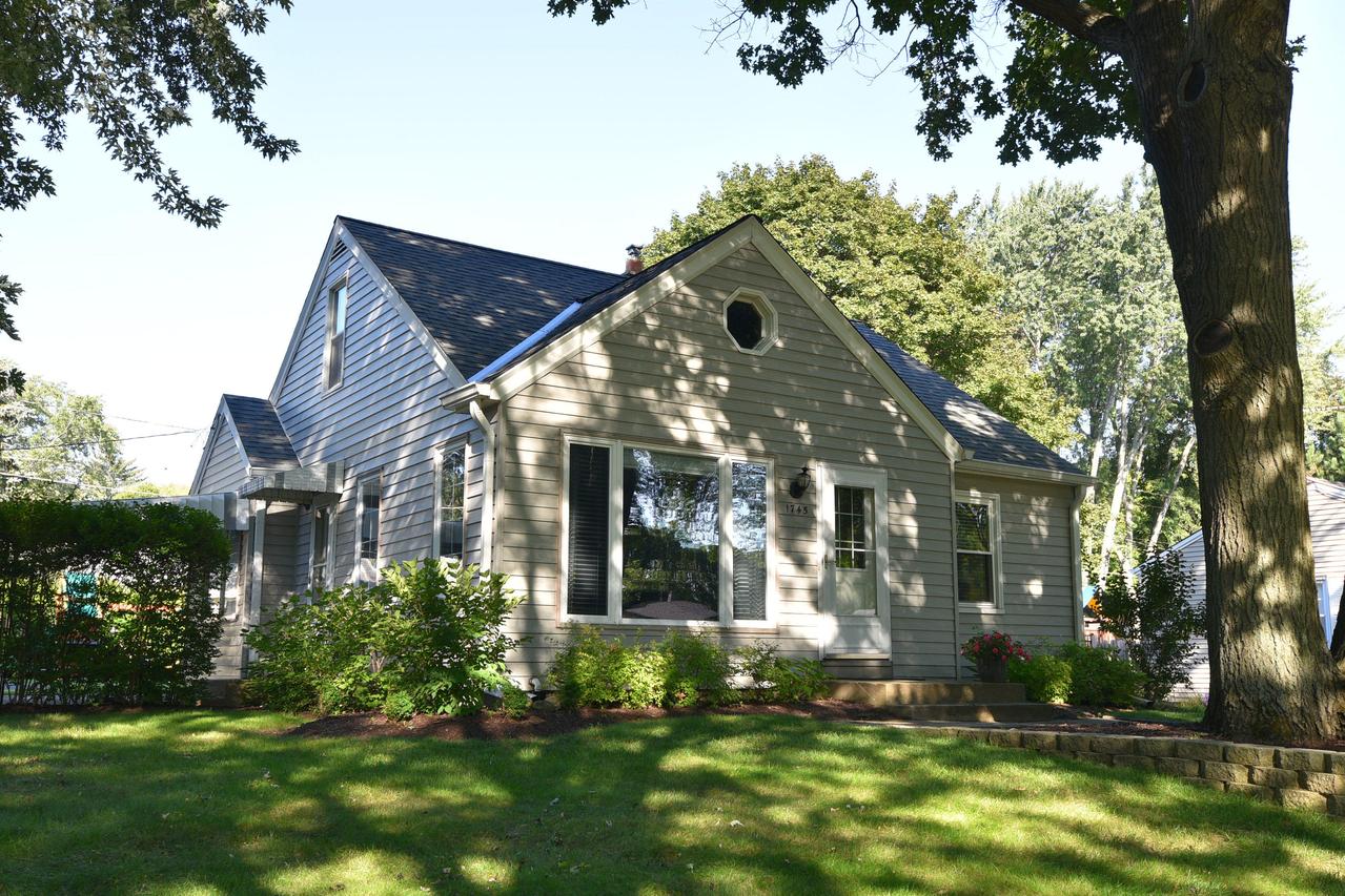 1745 N 118th St, Wauwatosa, WI 53226