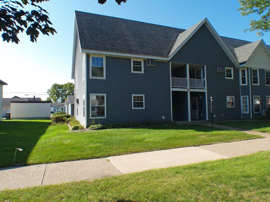 1400 Redfield St #9, La Crosse, WI 54601