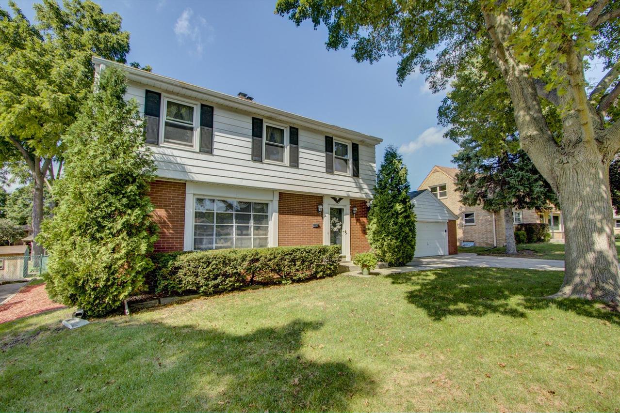 10126 W Nash St, Wauwatosa, WI 53222