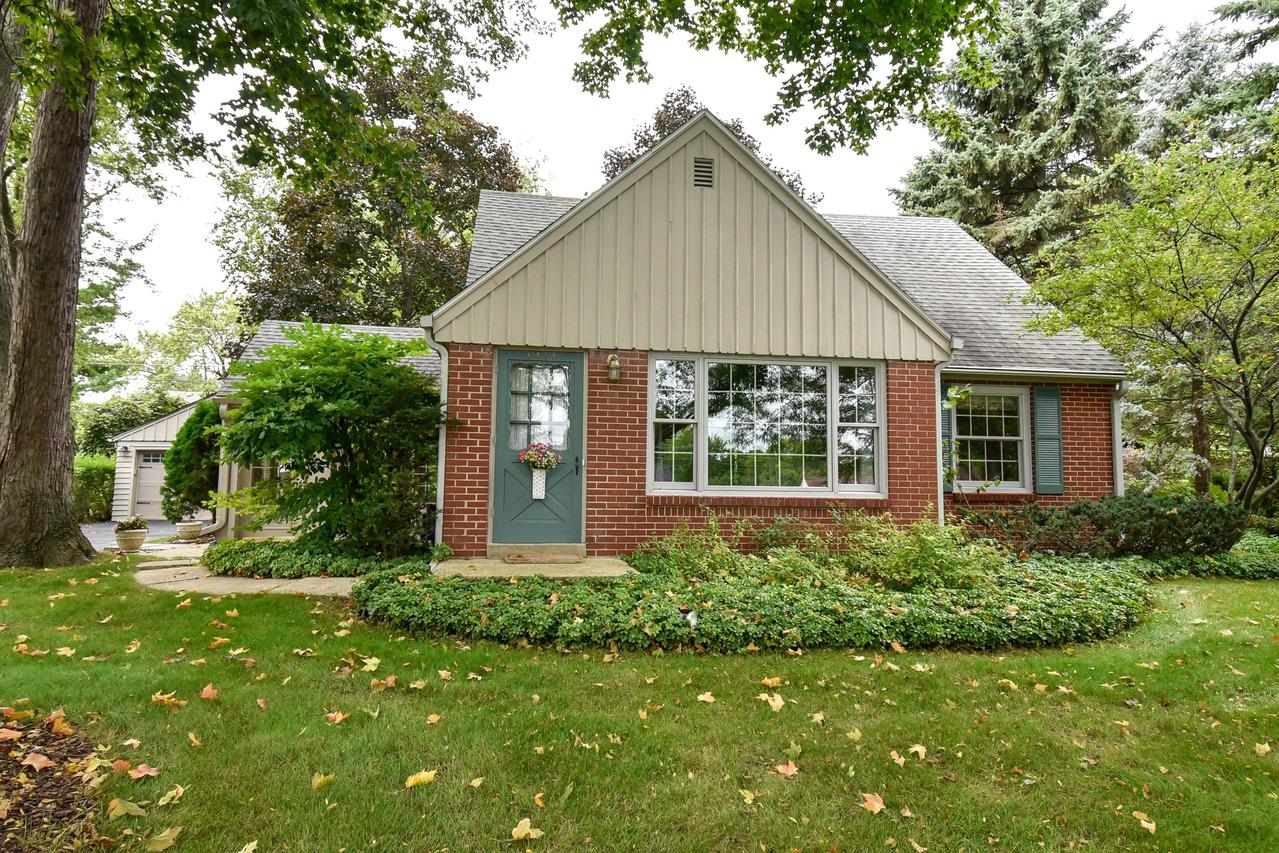 1221 N 120th St, Wauwatosa, WI 53226