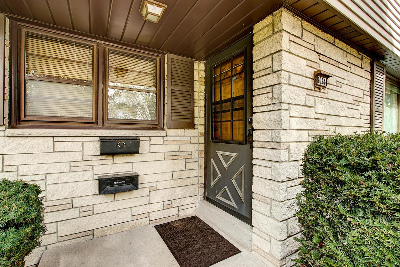 9034 W Grantosa Dr, Milwaukee, WI 53225
