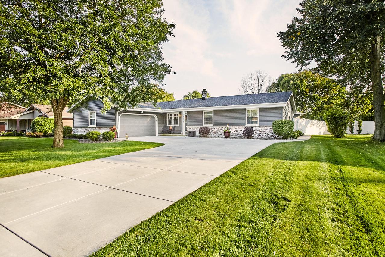 15275 W Mayflower Dr, New Berlin, WI 53151