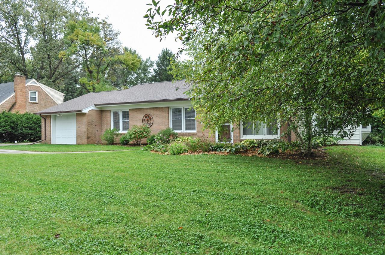 17801 W West View Ln., New Berlin, WI 53146